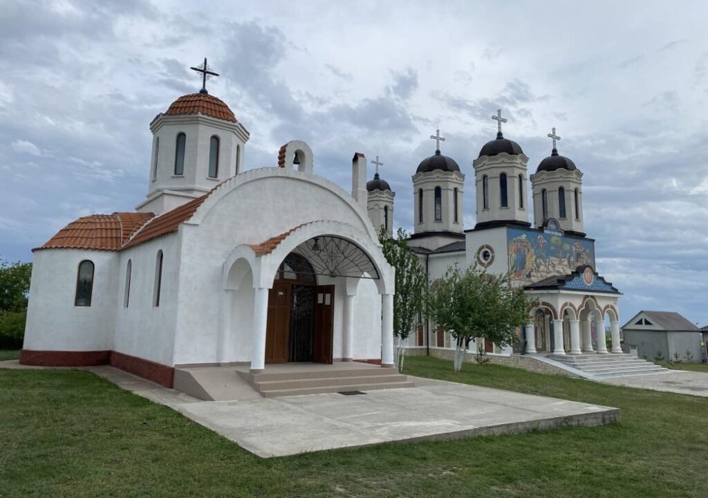 Biserica Mănăstirii Codru, albă, cu turle cenușii, într-o curte deschisă
