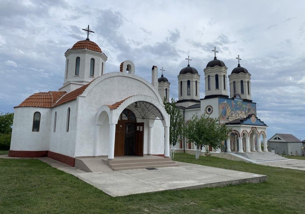 Biserica Mănăstirii Codru, albă, cu turle cenușii, într-o curte deschisă