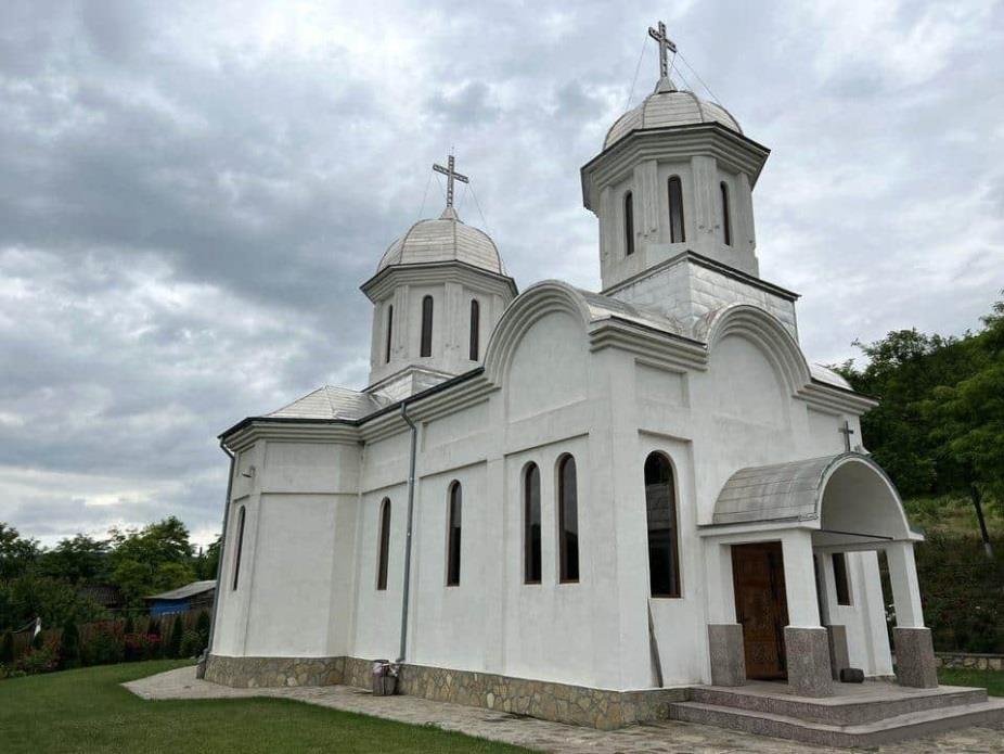 Biserica Mănăstirii Visterna, albă, cu acoperiș cenușiu și turlă pe naos