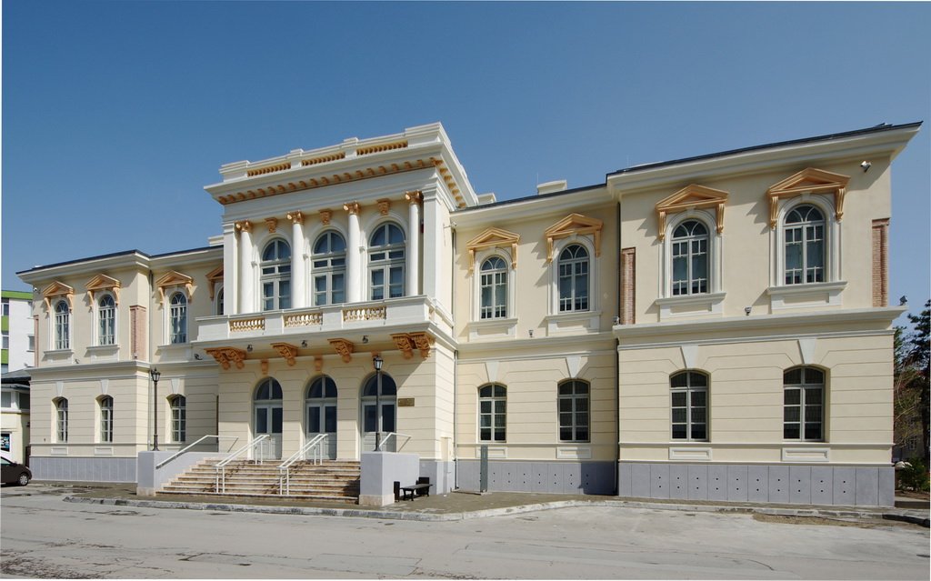 Fațada Conacului Pașei din Tulcea, clădire galben deschis cu coloane albe, ferestre în arc și scări de acces, după restaurare