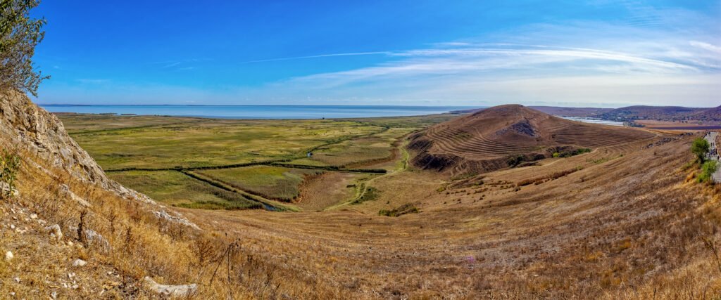Panoramă de pe dealul de la Enisala spre vale și lacul Razim