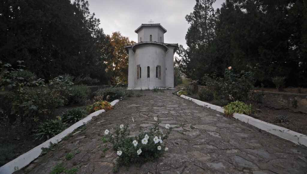 Biserica Sfântul Atanasie din Niculițel, la capătul unei alei pavate cu piatră