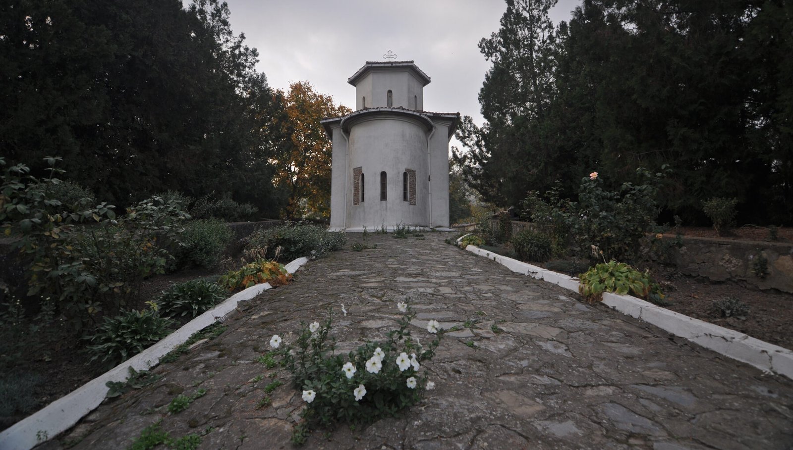Biserica Sfântul Atanasie din Niculițel, la capătul unei alei pavate cu piatră