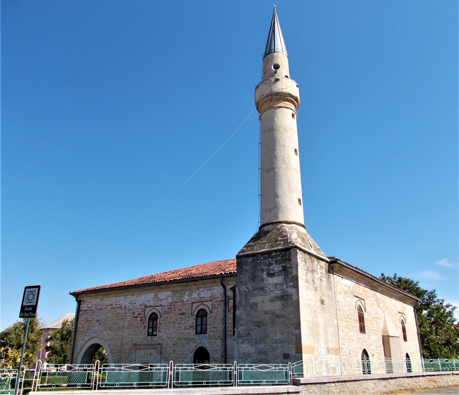 Geamia Ali Gazi Pașa din Babadag, cu minaretul înalt de piatră