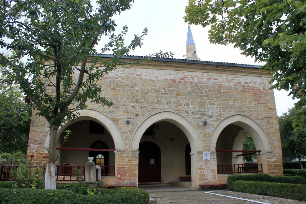 Pridvorul cu trei arcade de piatră al geamiei Ali Gazi Pașa din Babadag