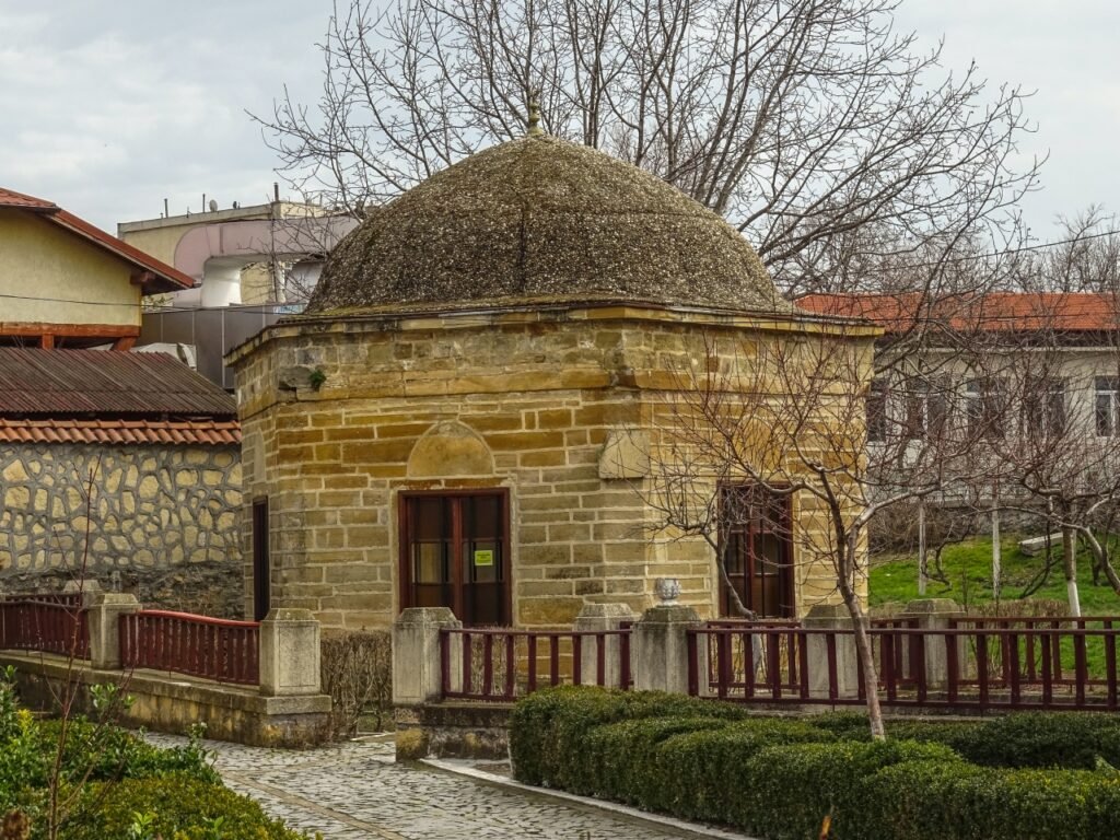 Mormântul lui Ali Gazi Pașa din Babadag, o clădire mică de piatră cu cupolă