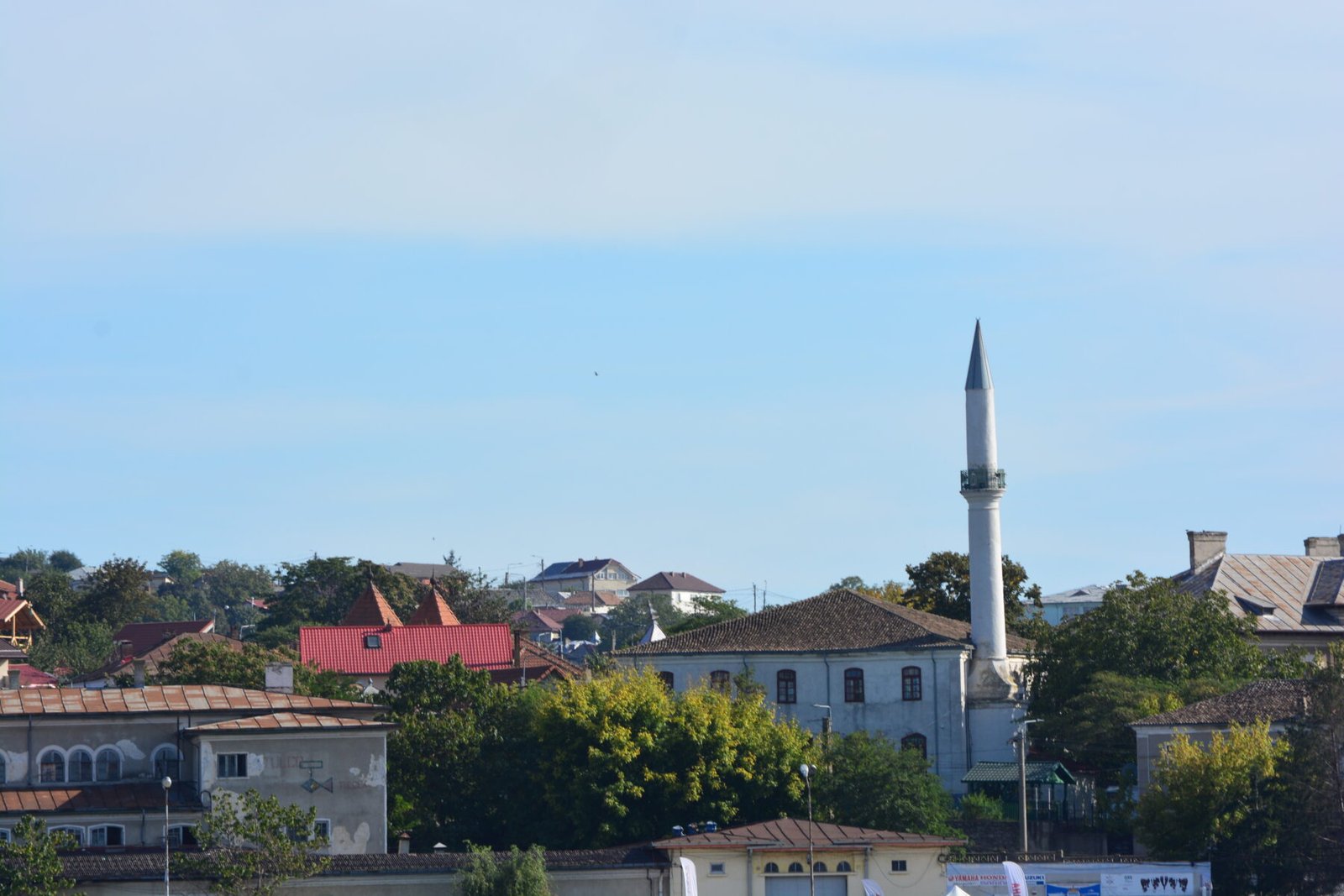 Minaretul alb al geamiei Azizie deasupra caselor din estul Tulcii