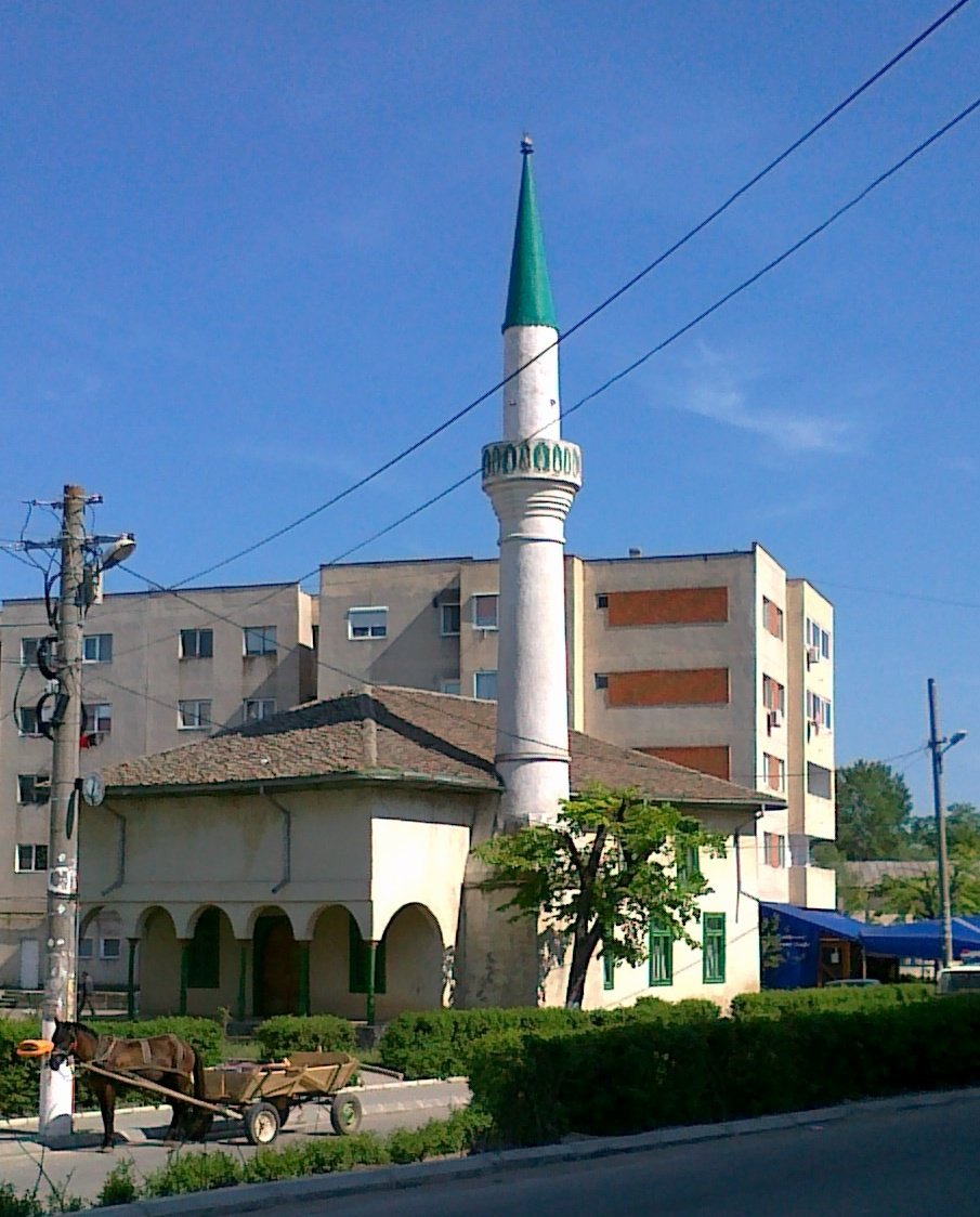 Geamia din Isaccea, cu pridvor pe arcade și minaretul alb cu vârf verde